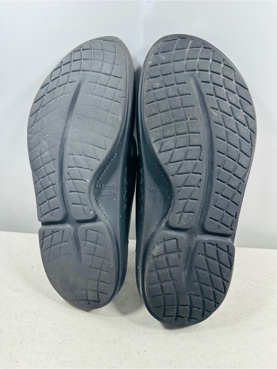 OOFOS OOriginal thong sandals size 6